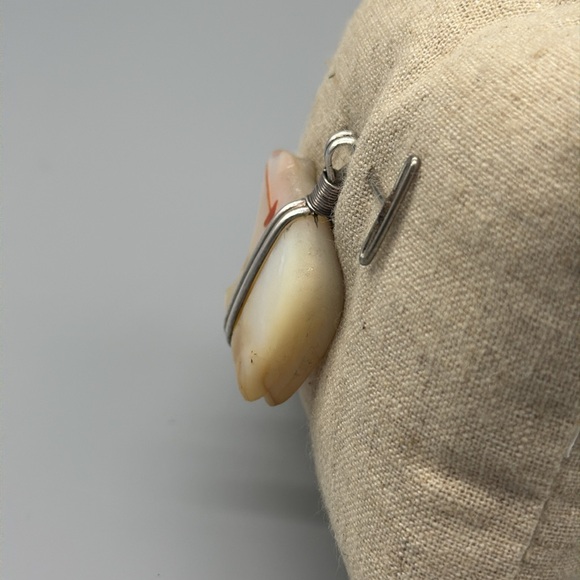 Zuni fetish carving of a bear made from mother-of-pearl shell. Charm - Picture 4 of 8